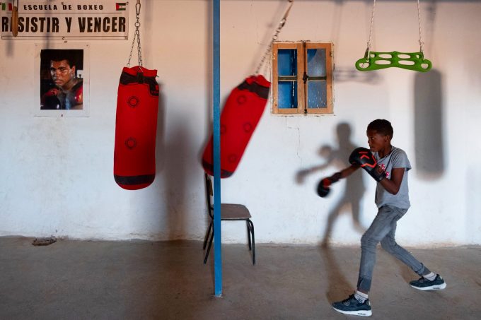 La cooperazione italiana ha finanziato un centro sportivo in cui i giovani sahrawi possono praticare il pugilato.