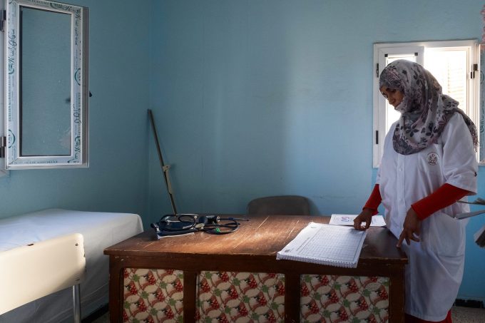 Dispensario. Interno. Ogni daira nei campi profughi sahrawi ha un dispensario medico che garantisce alla Popolazione le cure di base e il primo intervento sanitario. In un apposito registro il personale sanitario riporta i pazienti visitati e le loro patologie.